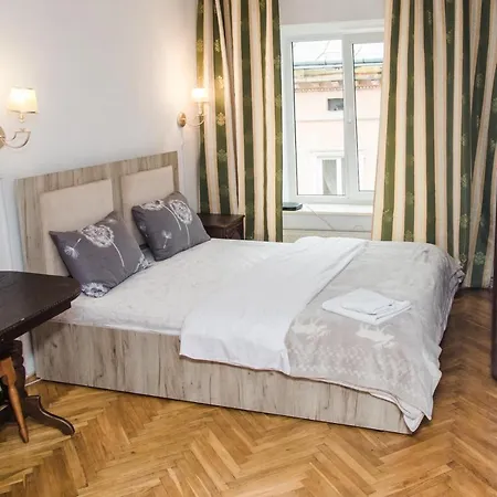 на площі ринок *